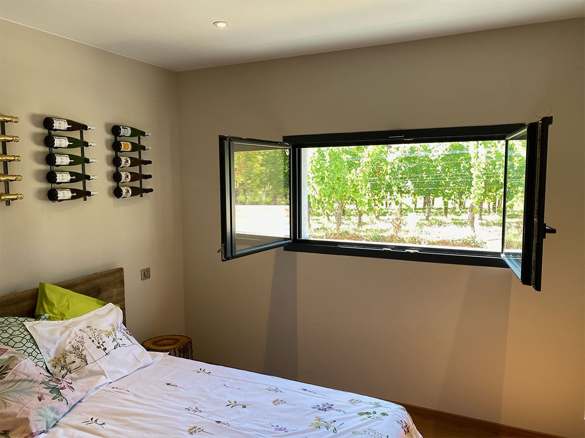 Chambre aux bouteilles avec vue sur les vignes en Alsace