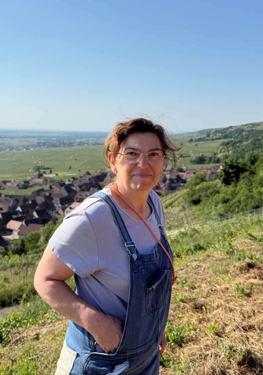 Weintourismus im Elsass, Kellerbesichtigung, Weinprobe 1 Muriel dans les vignes au dessus de Gueberschwihr